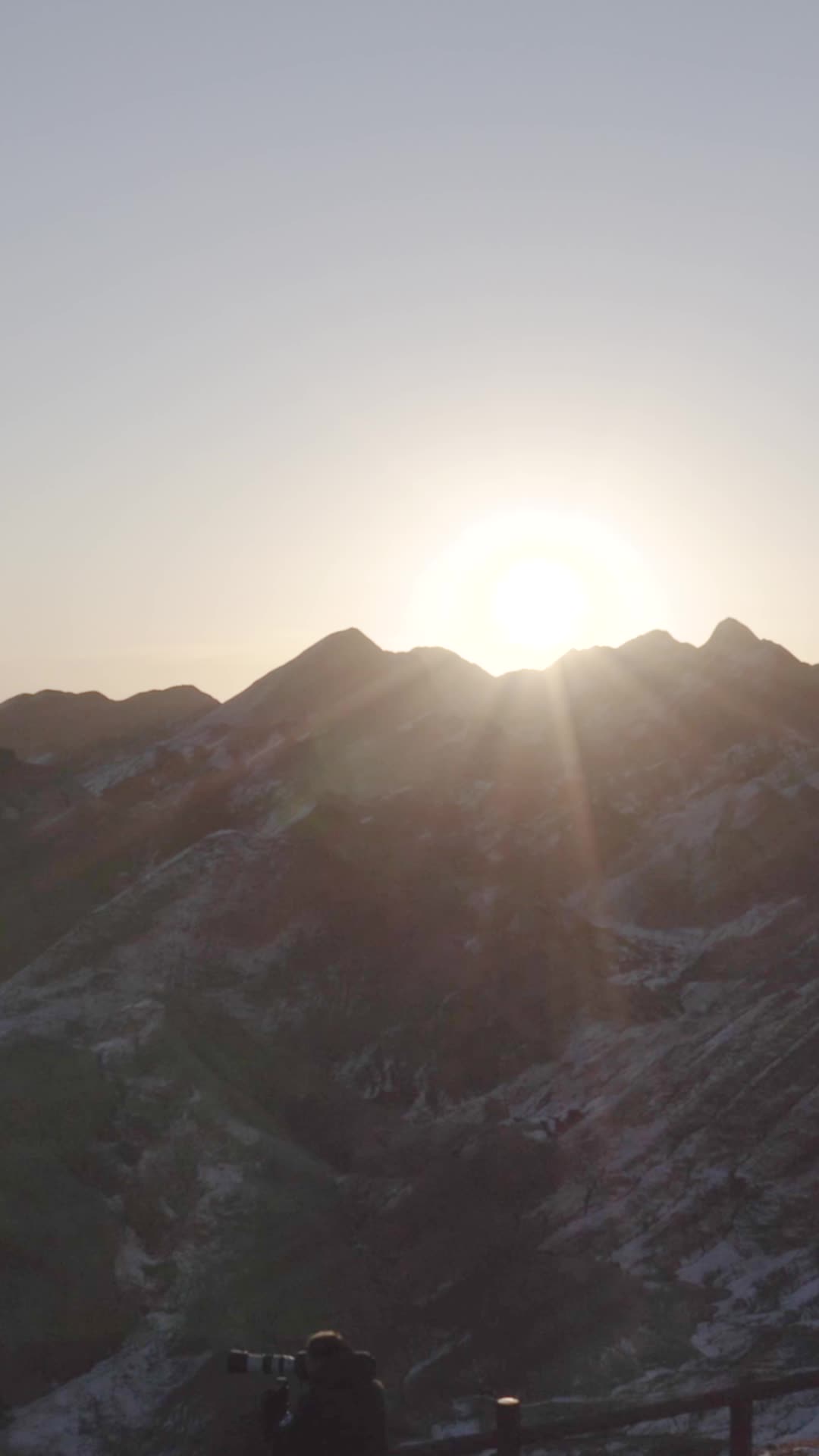 高清竖屏航拍肃南喀斯特地貌雪山日出视频的预览图