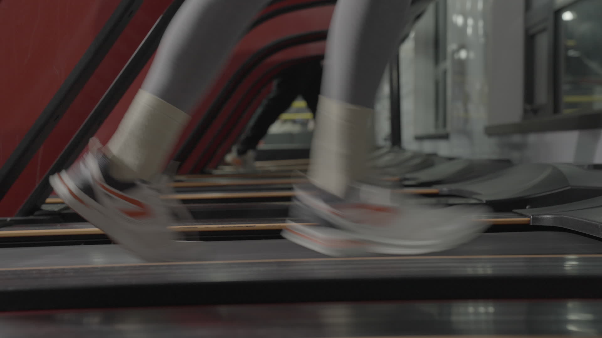 健身女孩在健身房锻炼跑步机跑步无调色视频的预览图