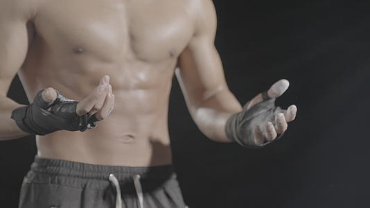 健身肌肉男在健身房锻炼擦粉无调色视频的预览图