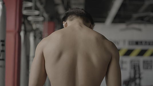 健身肌肉男在健身房锻炼无调色视频的预览图