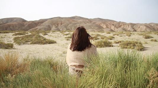新疆沙漠沙丘无人区青年女性长发女生背影1080p实景拍摄视频的预览图
