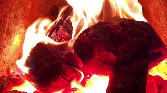 4K火炉取暖木炭烧火烧炭火焰单镜头视频的预览图