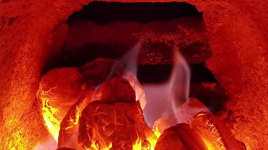 4K火炉取暖木炭烧火烧炭火焰单镜头视频的预览图