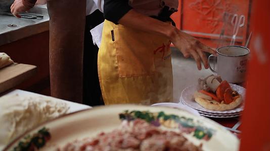 新疆特色美食异域风情小吃制作街边小吃店缸子肉囊实景拍摄视频的预览图