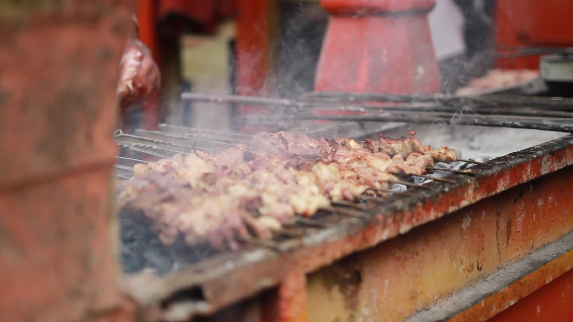 新疆烤肉美食制作小吃街异域风情文化街街边小吃店牛羊肉串烤肉串实景拍摄视频的预览图