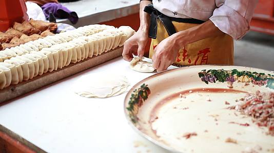 新疆特色美食制作异域风情小吃制作街边小吃店烤包子实景拍摄视频的预览图