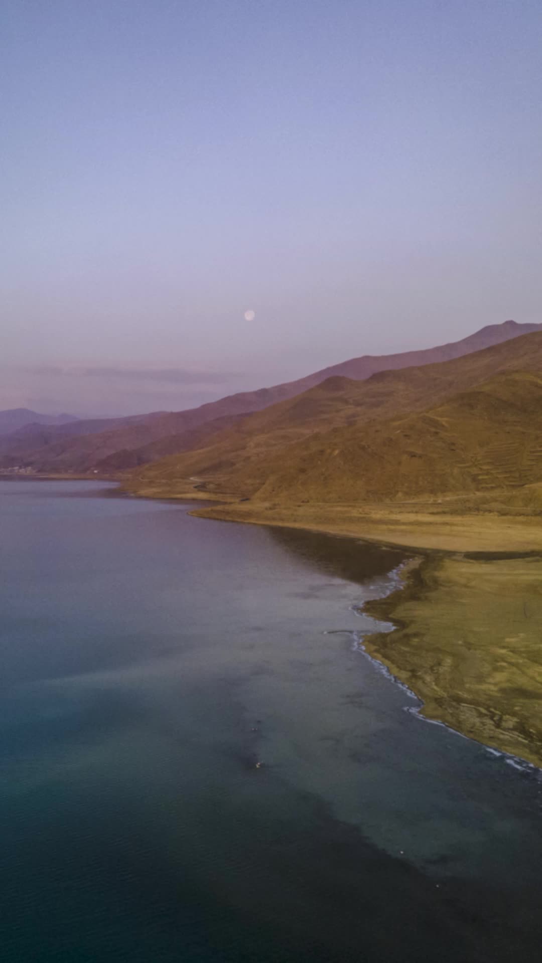 高清竖屏延时航拍西藏羊湖秀丽山川视频的预览图