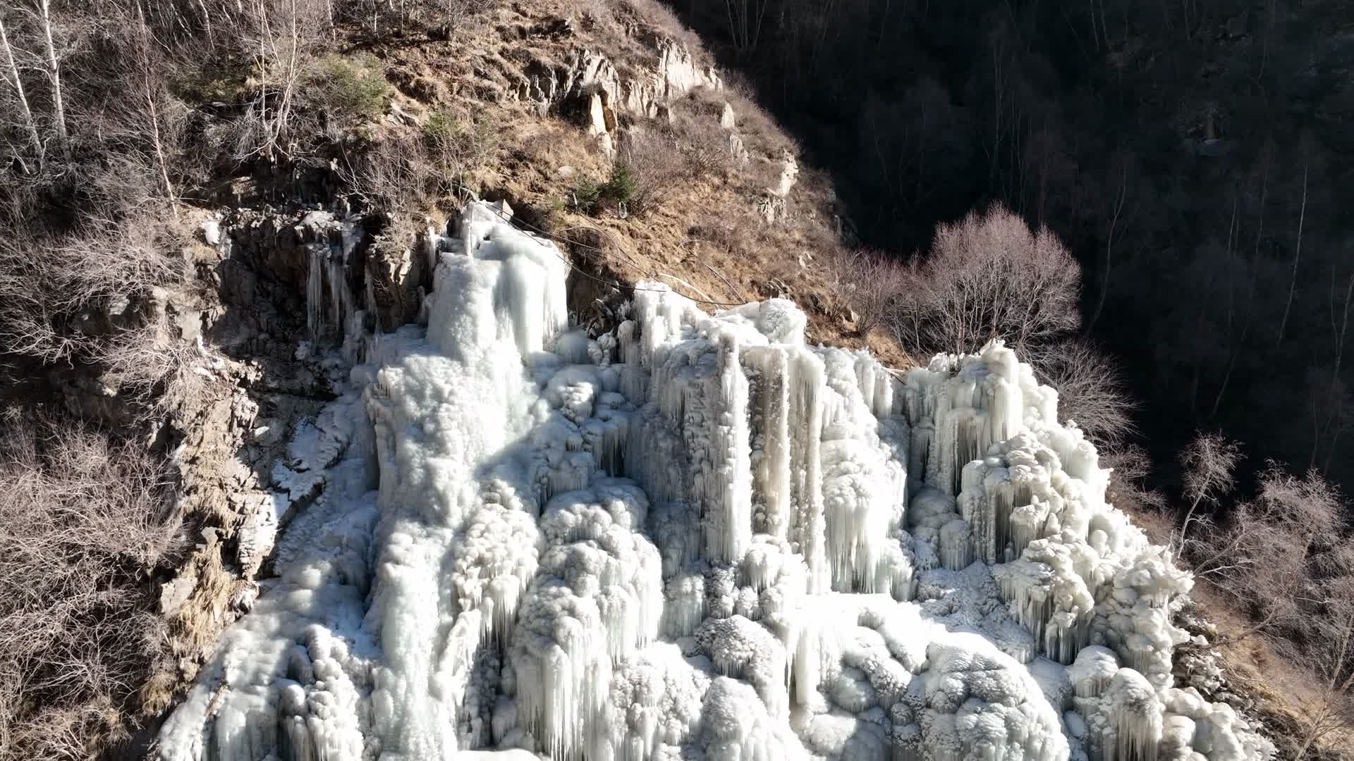 青海湟源大黑沟冰瀑攀冰极限运动冬季视频的预览图