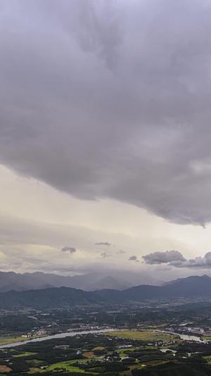 高清竖屏延时航拍广西喀斯特地貌风云视频的预览图