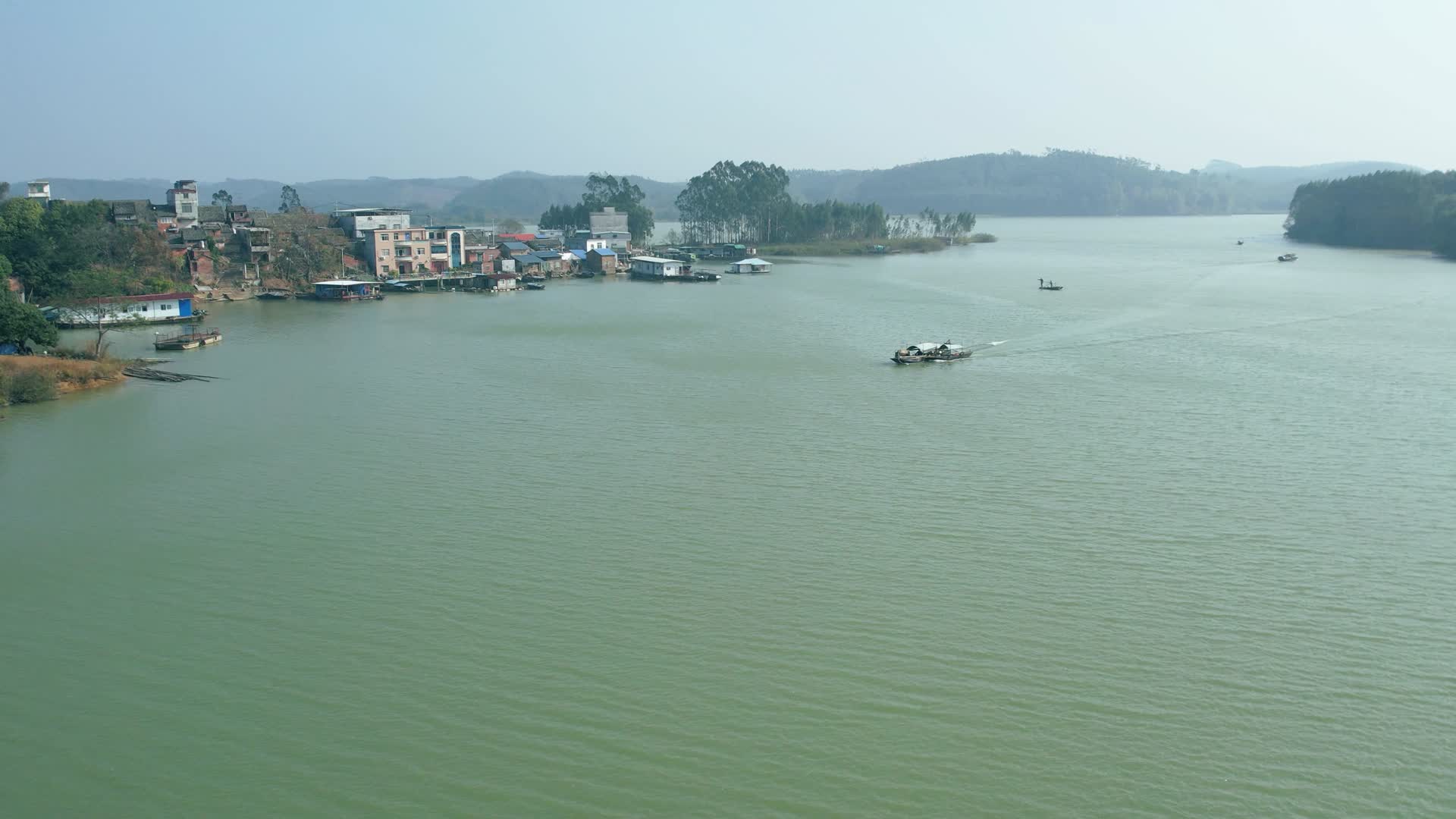 4K航拍平塘村江口5视频的预览图