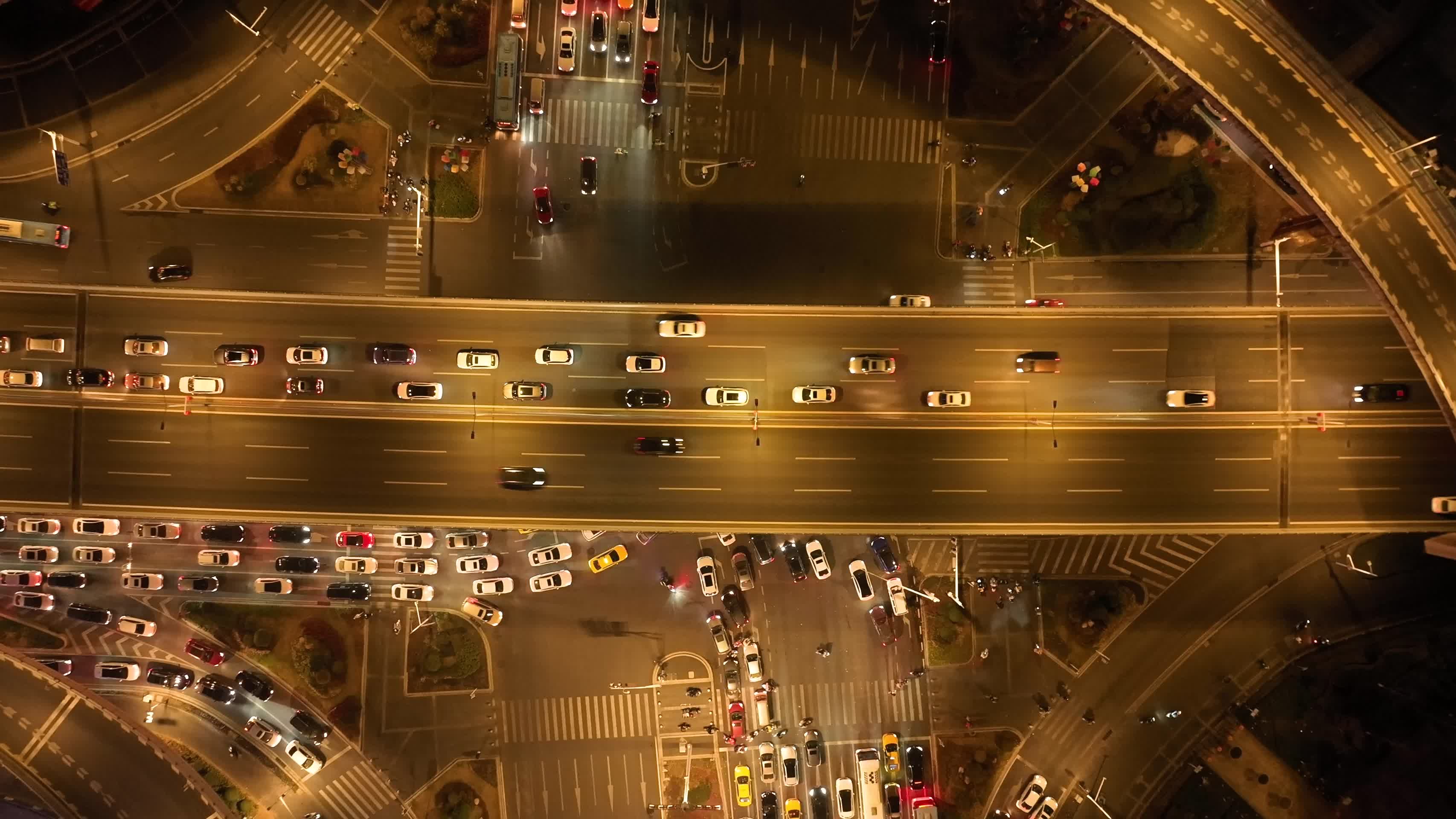 航拍城市夜景道路车流视频的预览图