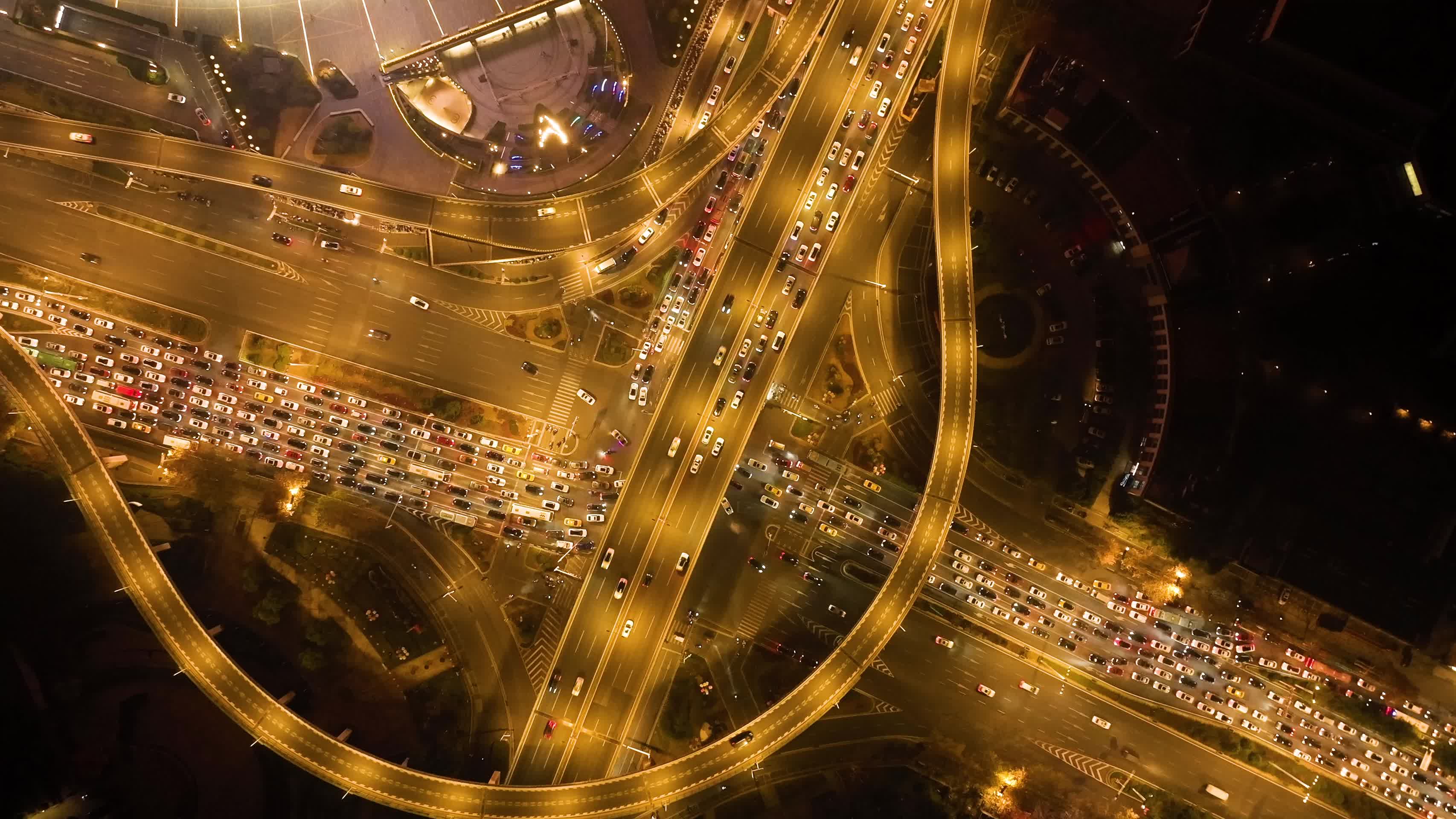 航拍城市夜景道路车流视频的预览图