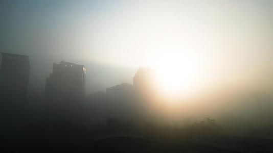 大雾下的小镇视频的预览图