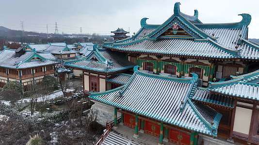 航拍南京金陵小镇雪景视频的预览图