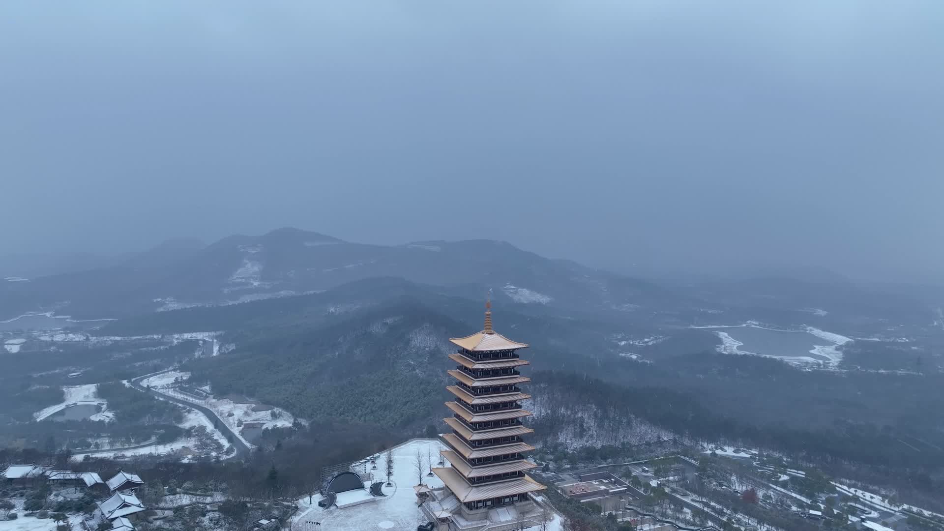 航拍南京牛首山风景区雪景视频的预览图