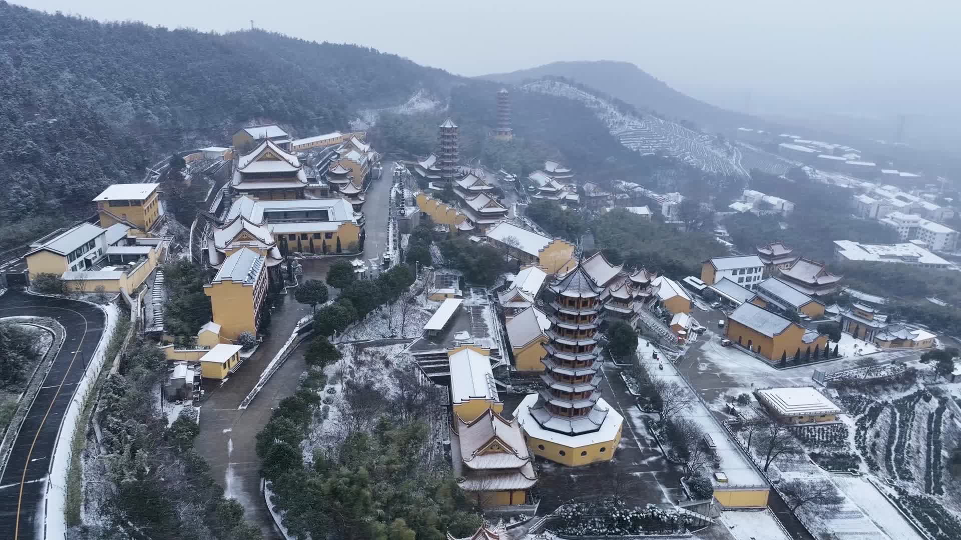 航拍南京宏觉寺雪景视频的预览图
