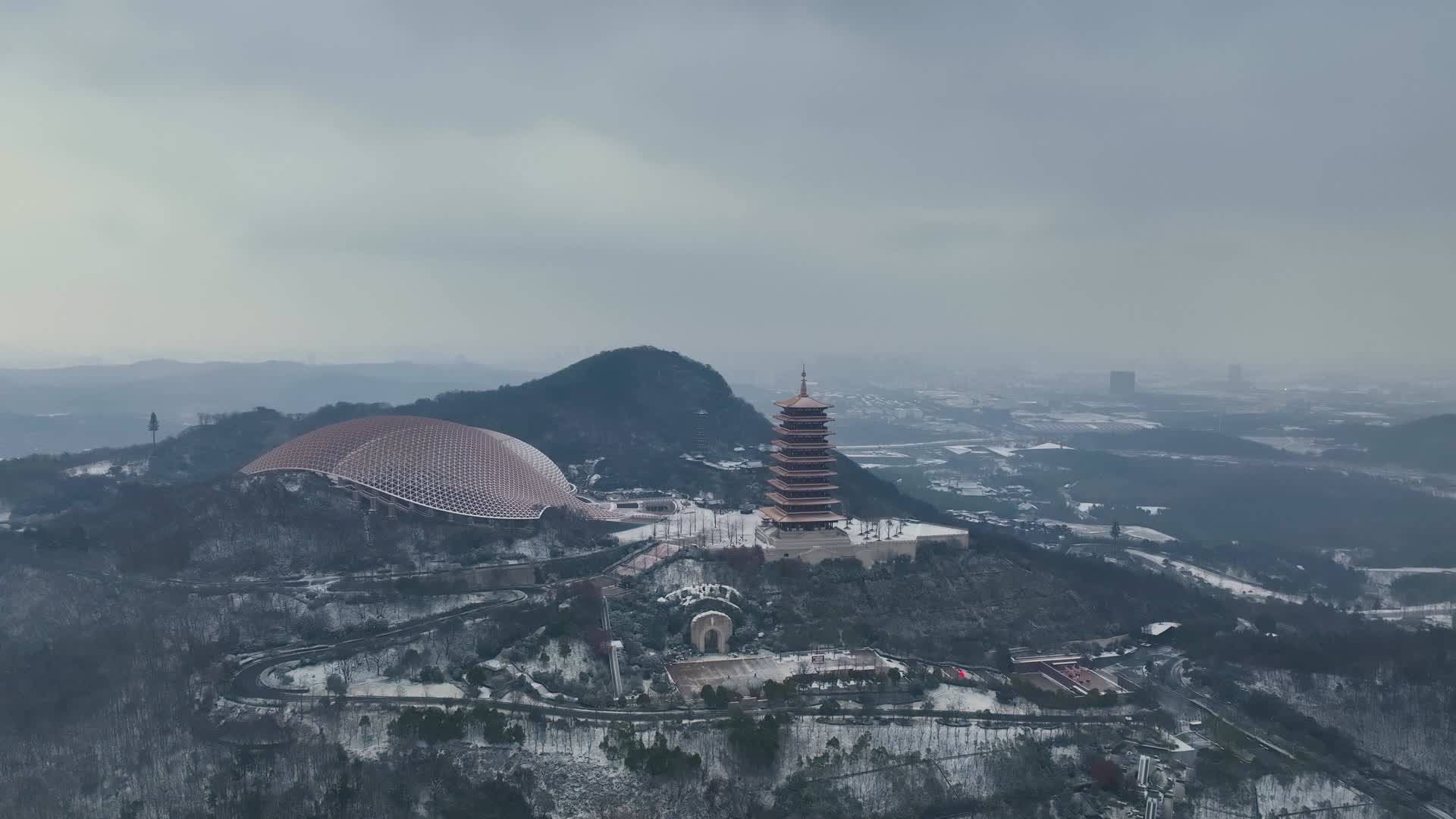 航拍南京牛首山风景区雪景视频的预览图