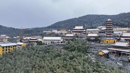 航拍南京宏觉寺雪景视频的预览图