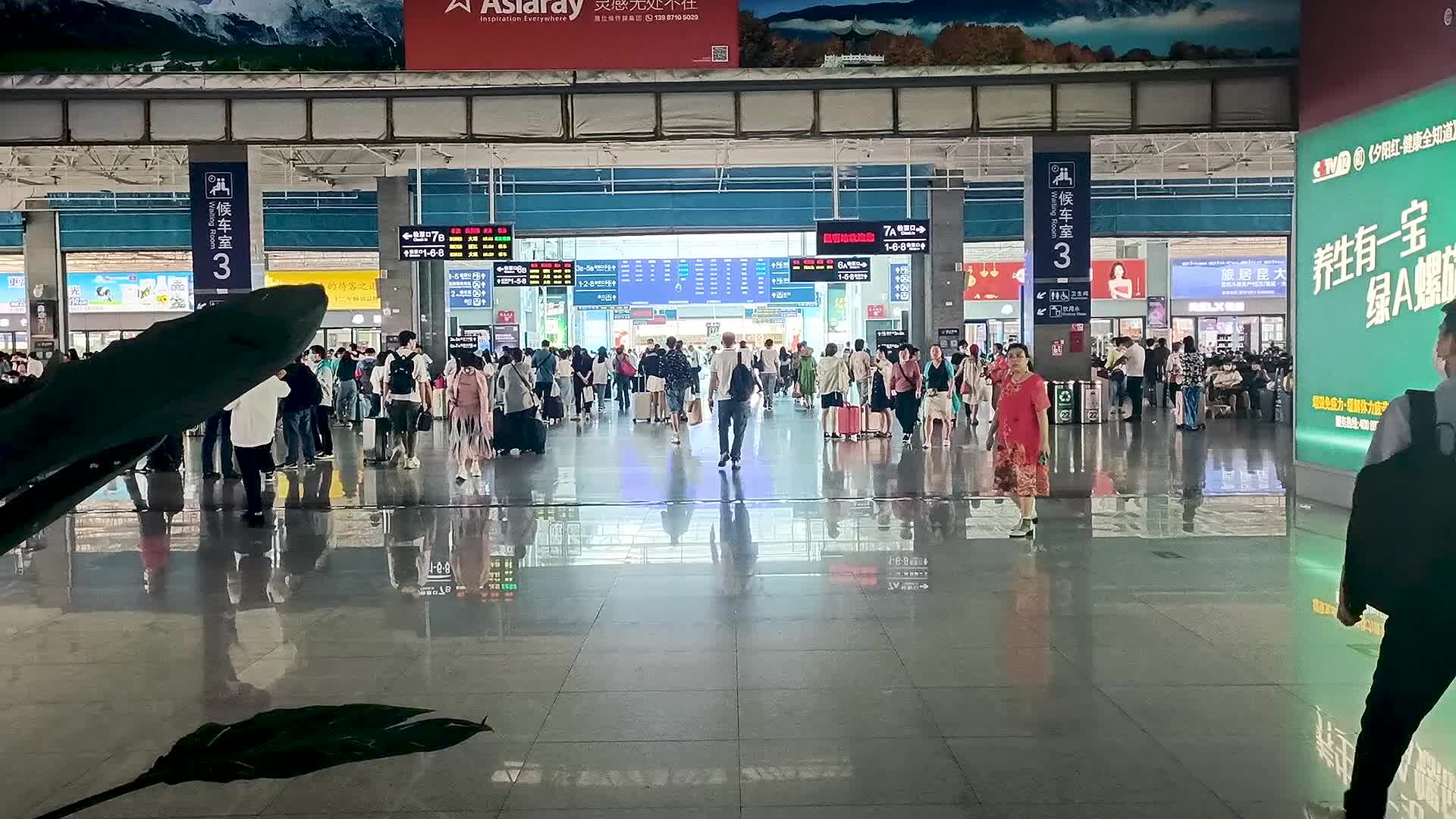 昆明火车站人群视频的预览图