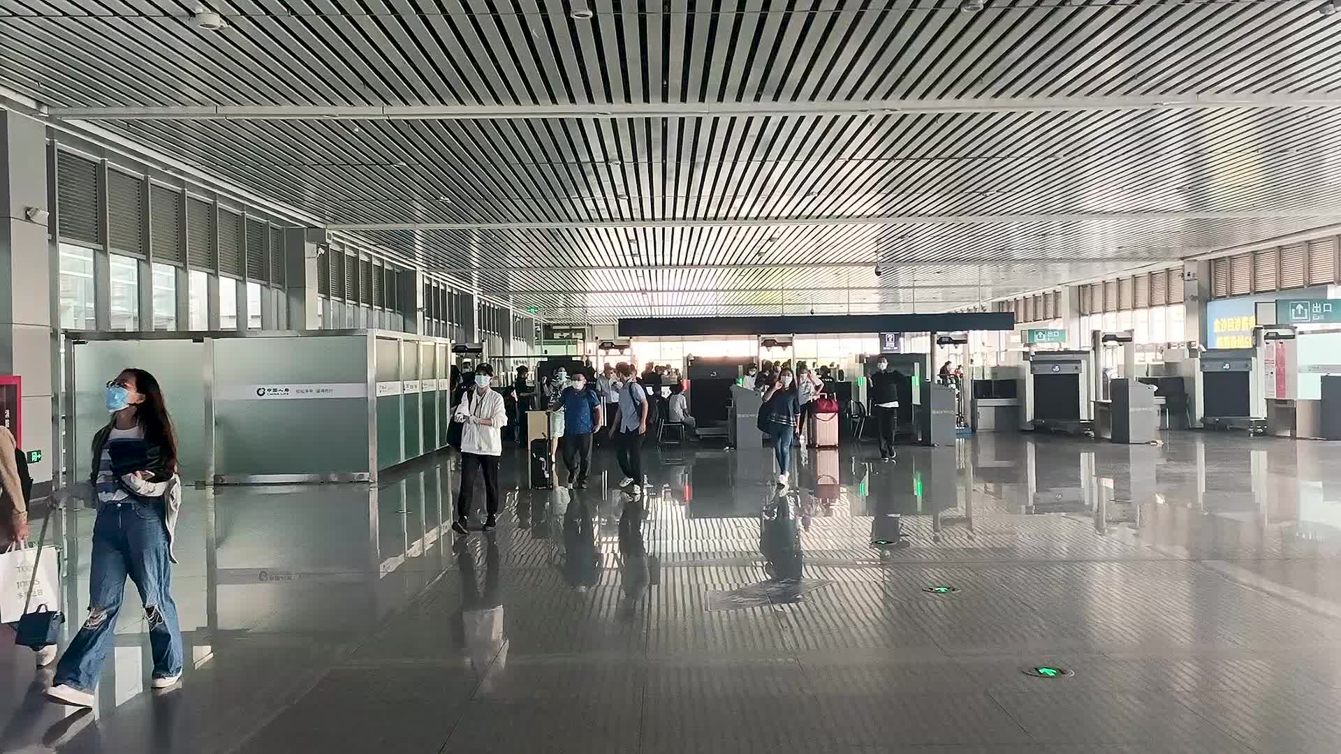 昆明火车站人群视频的预览图