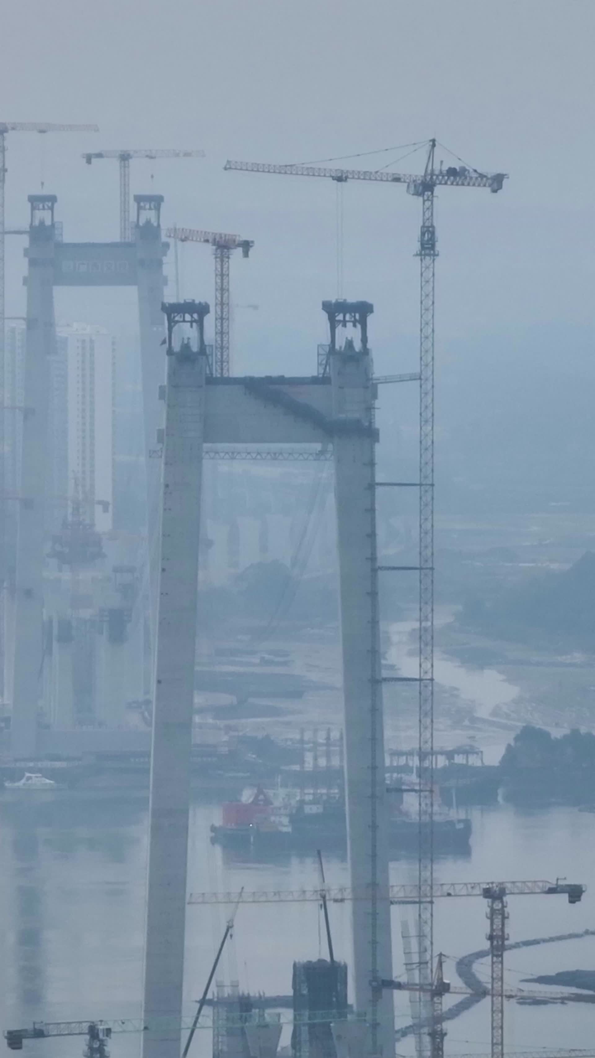 高清竖屏航拍龙门大桥风光视频的预览图