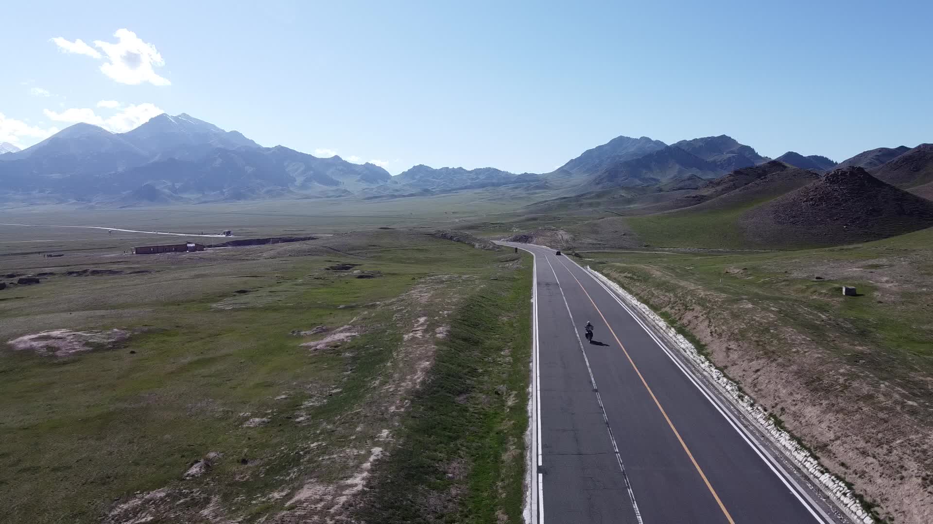 航拍新疆风光赛里木湖冬季风光视频的预览图