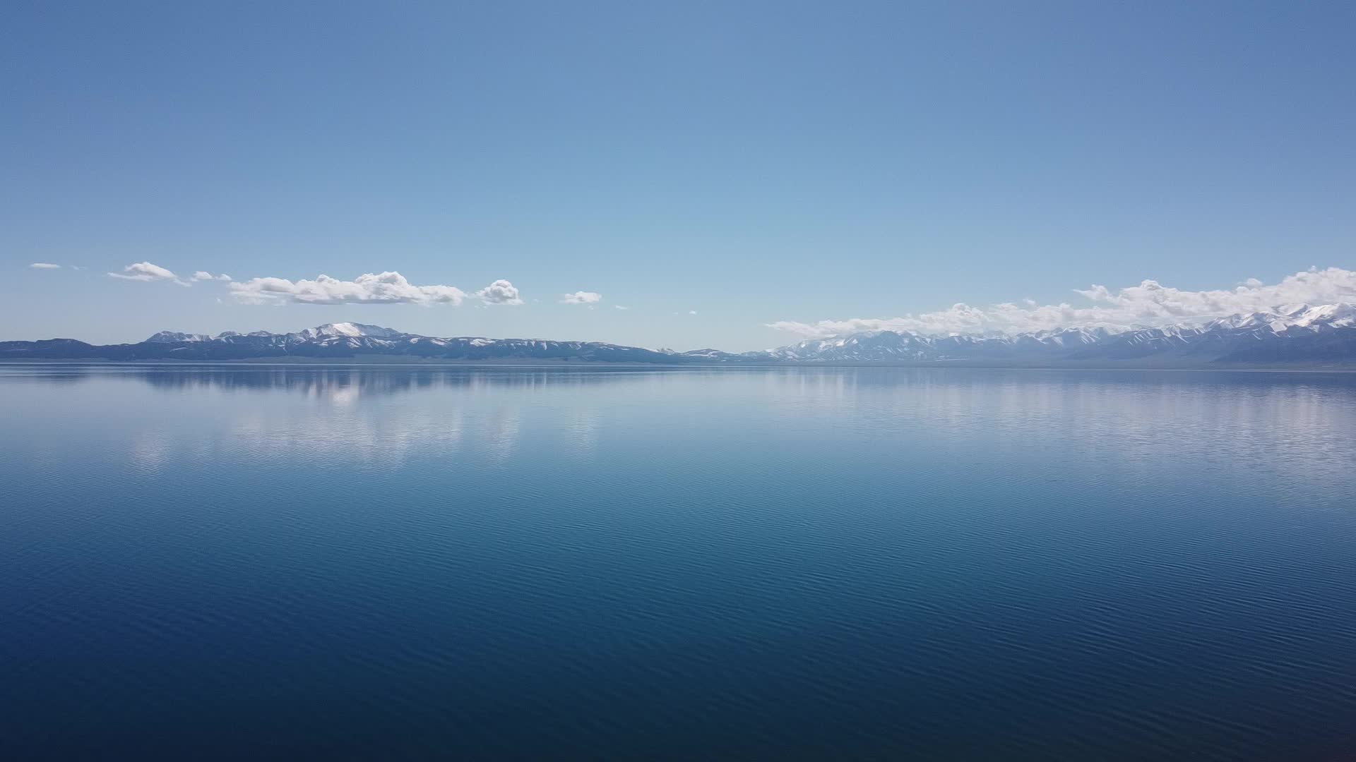 航拍新疆风光赛里木湖冬季风光视频的预览图