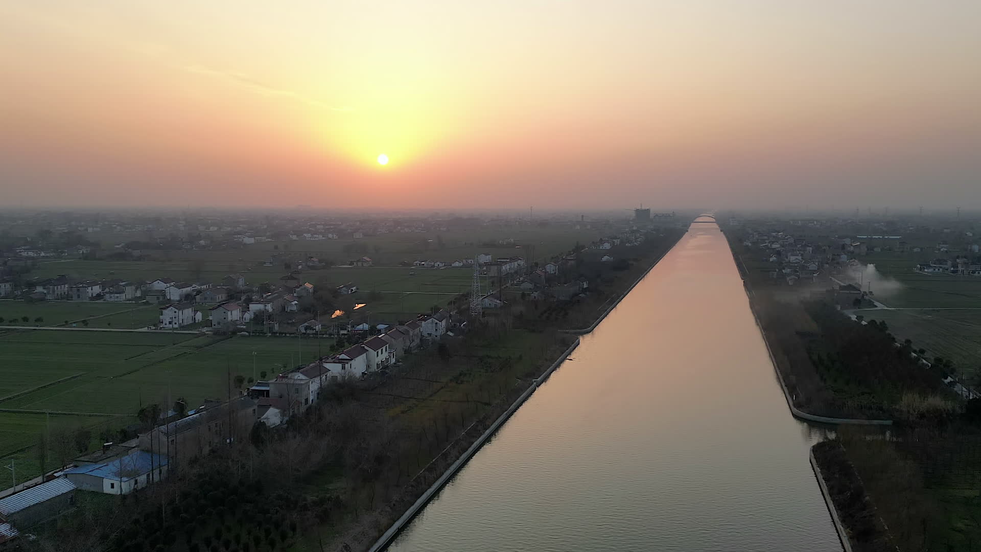 平原乡村日落运河上的延时摄影视频的预览图