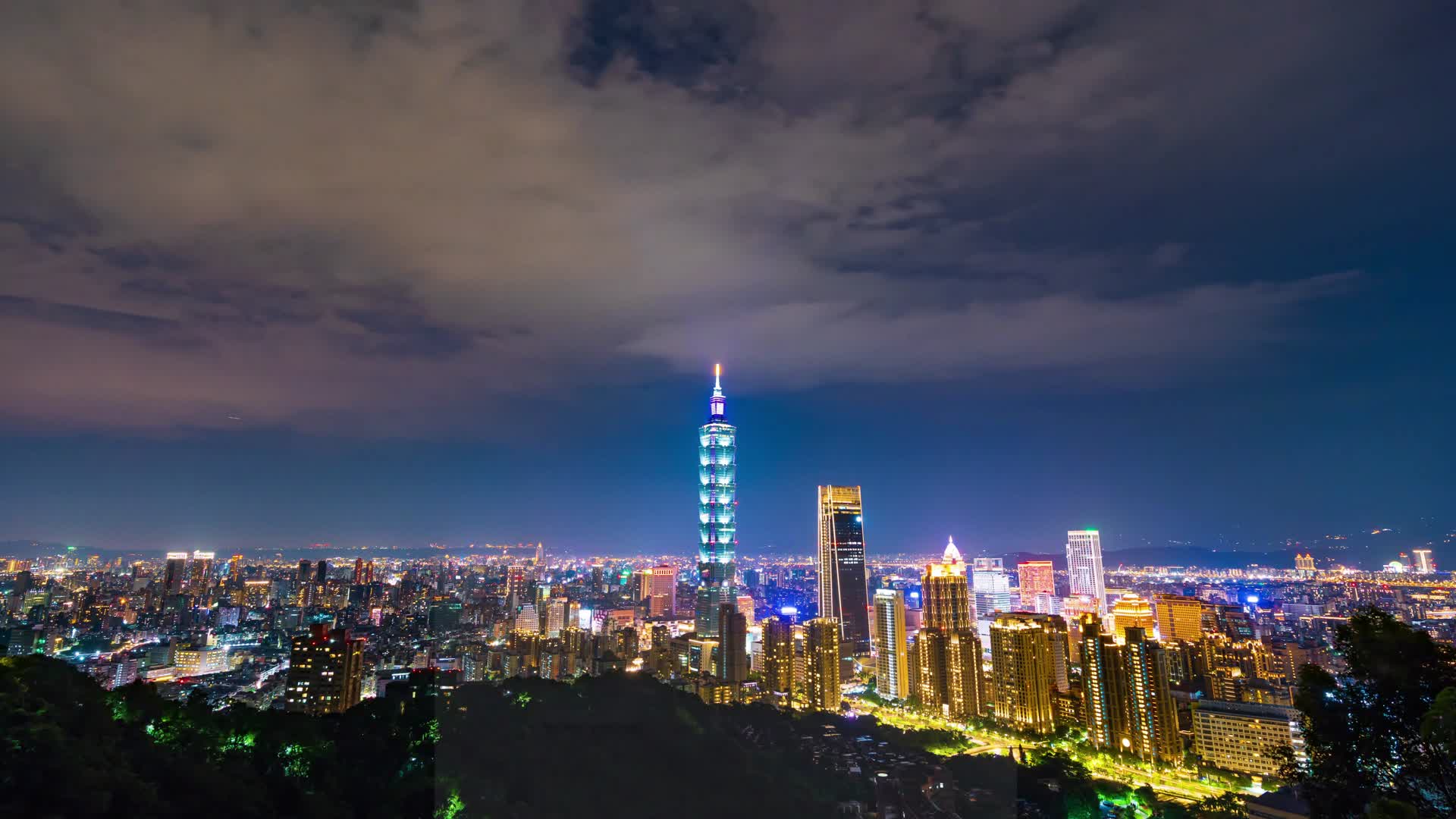 无人机航拍延时拍摄夜幕台湾省台北市视频的预览图
