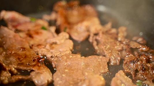 美食韩式烤肉慢动作视频的预览图