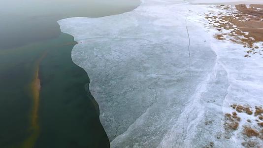 冬天冰封的湖水视频的预览图