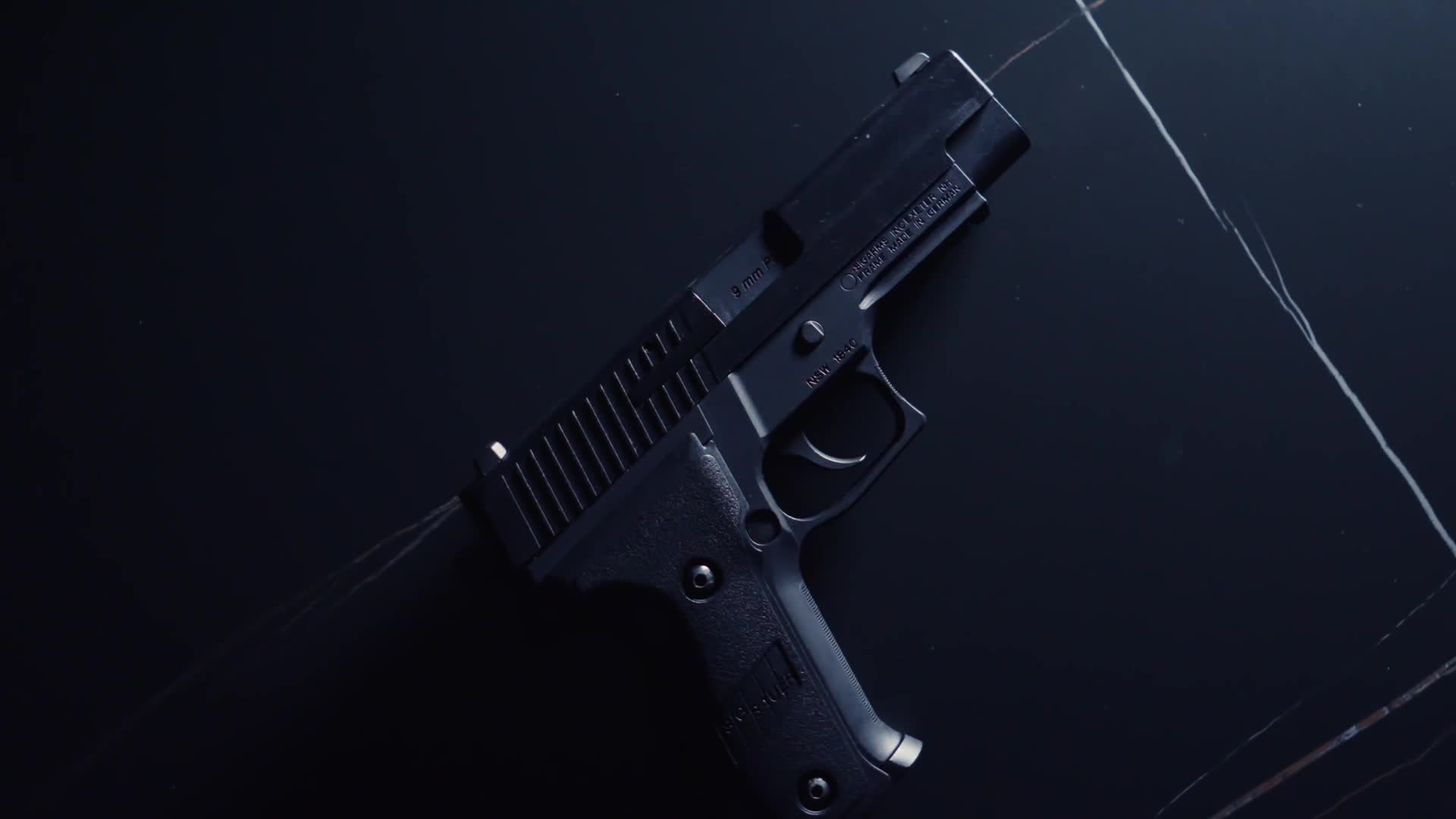 4K高质感展现手枪细节与模拟开枪视频的预览图