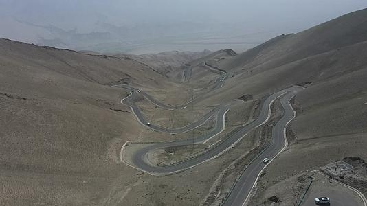 盘山公路曲折公路新疆视频的预览图