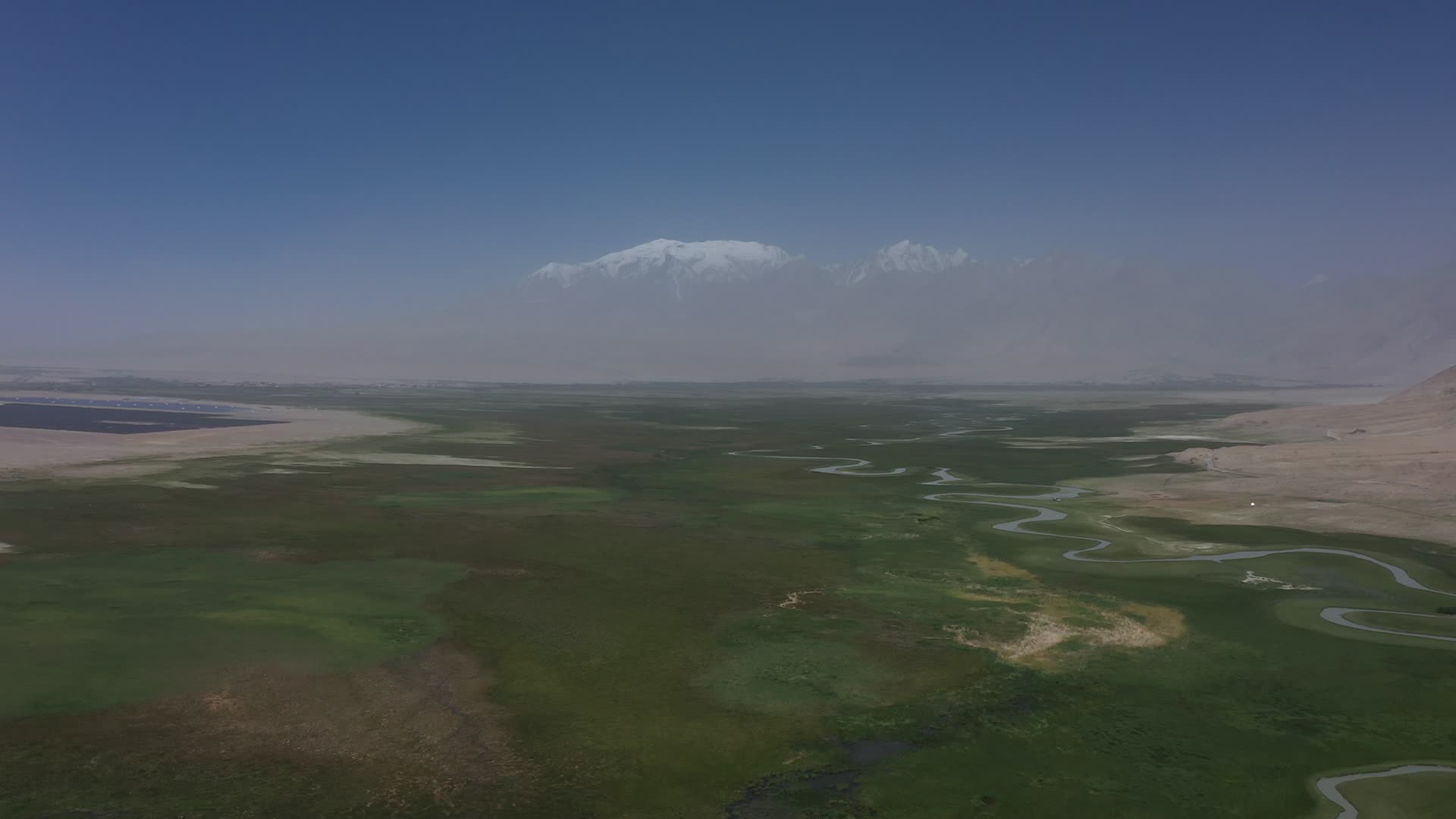 新疆雪山草地视频的预览图