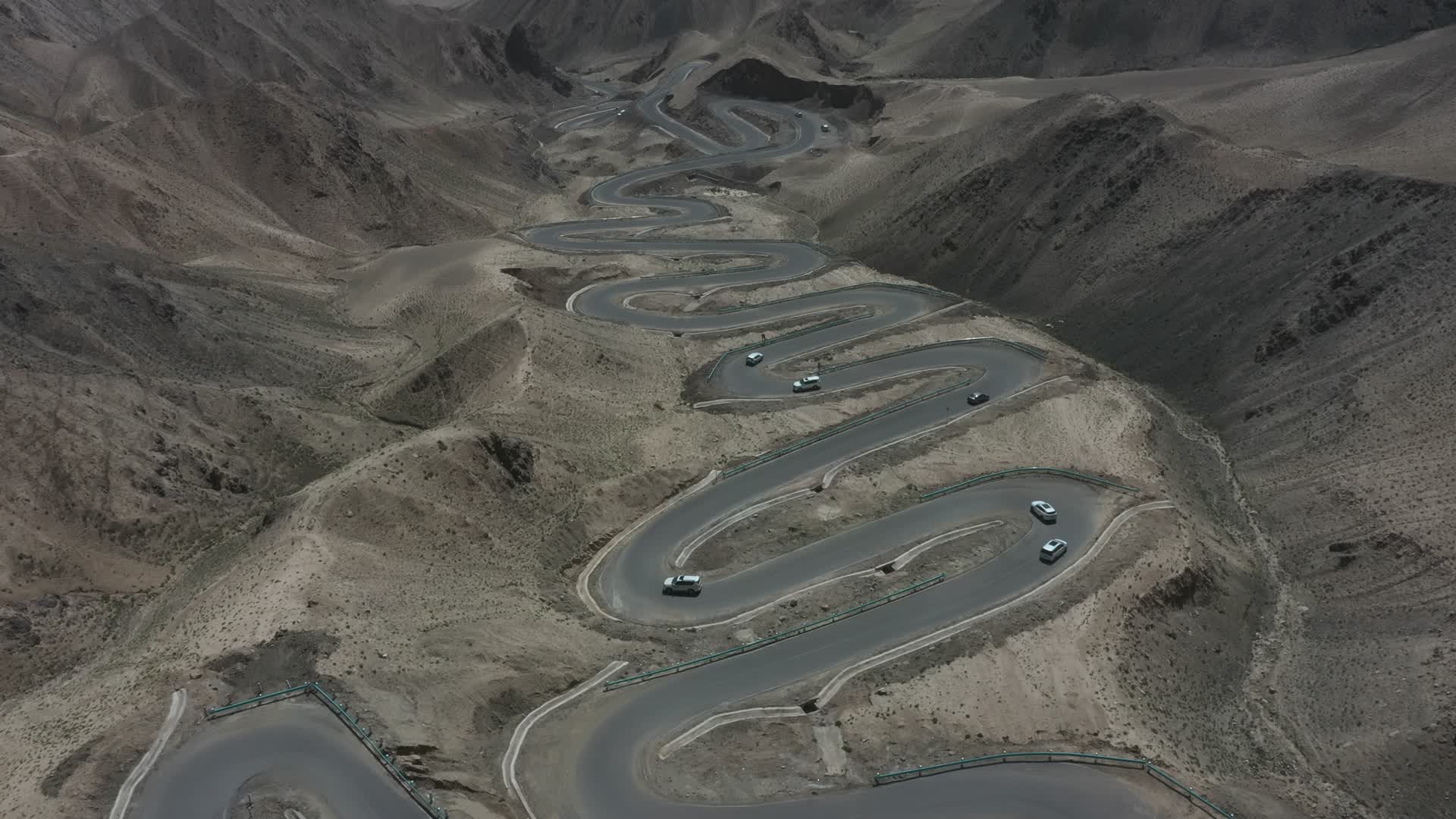 盘山公路盘龙古道新疆视频的预览图