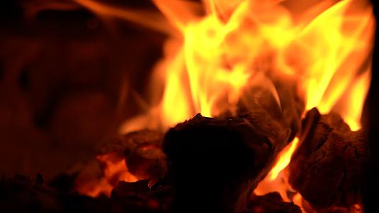 农村乡村柴火灶火焰燃烧升格视频的预览图