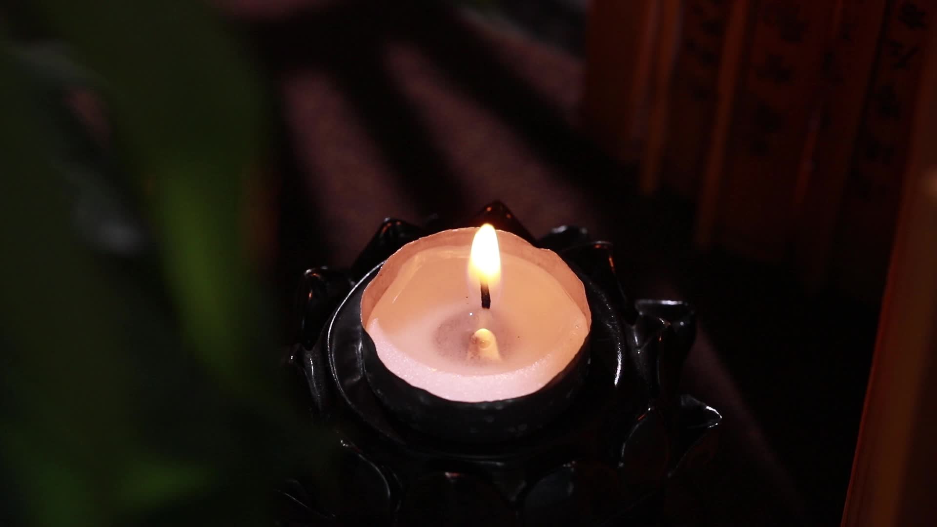 灯火阑珊蜡烛燃烧视频的预览图