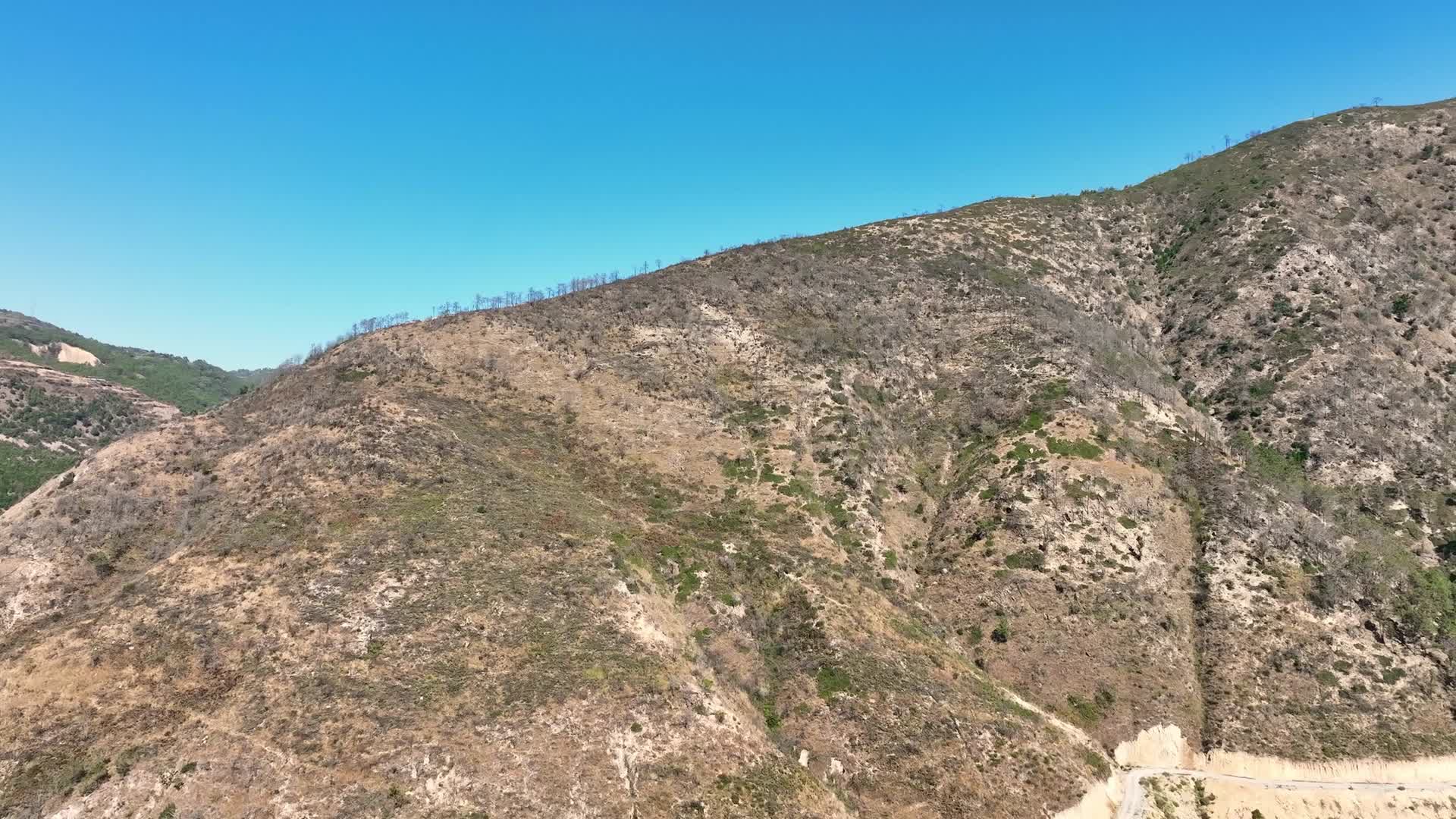 发生山火和泥石流的山脉视频的预览图