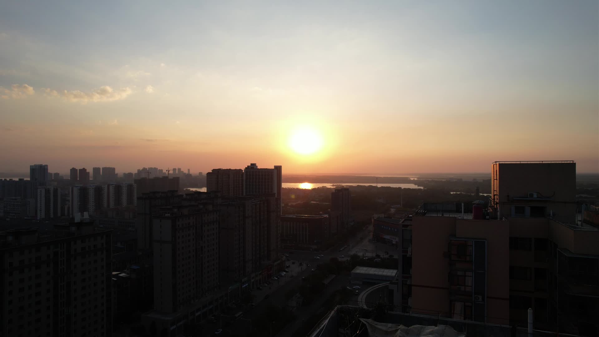 江边城市黄昏落日航拍视频的预览图