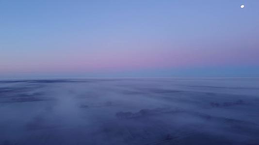 冬季平原清晨日出雾气唯美航拍视频的预览图