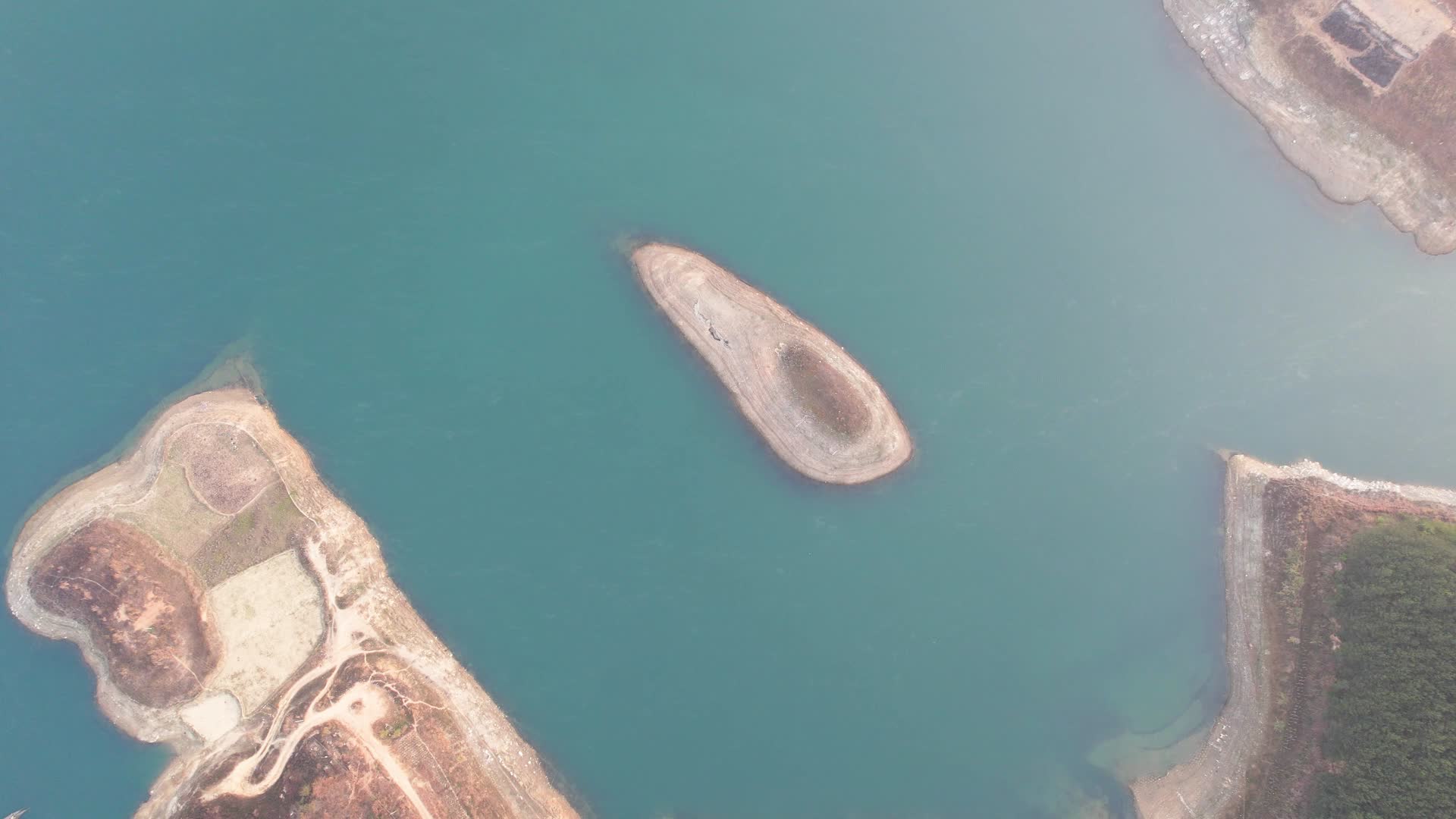 4K航拍万峰湖01视频的预览图