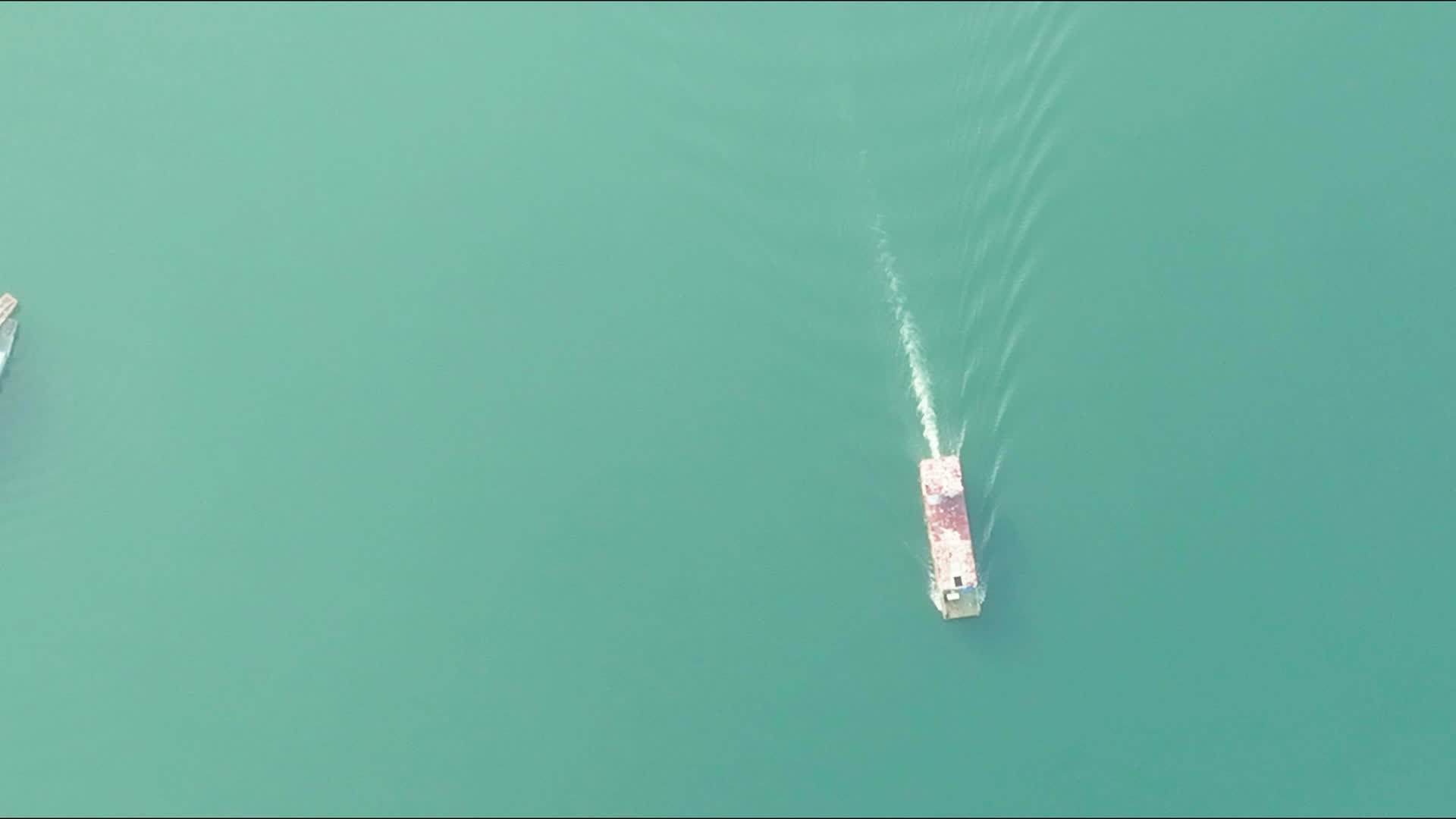 4K航拍万峰湖船舶视频的预览图