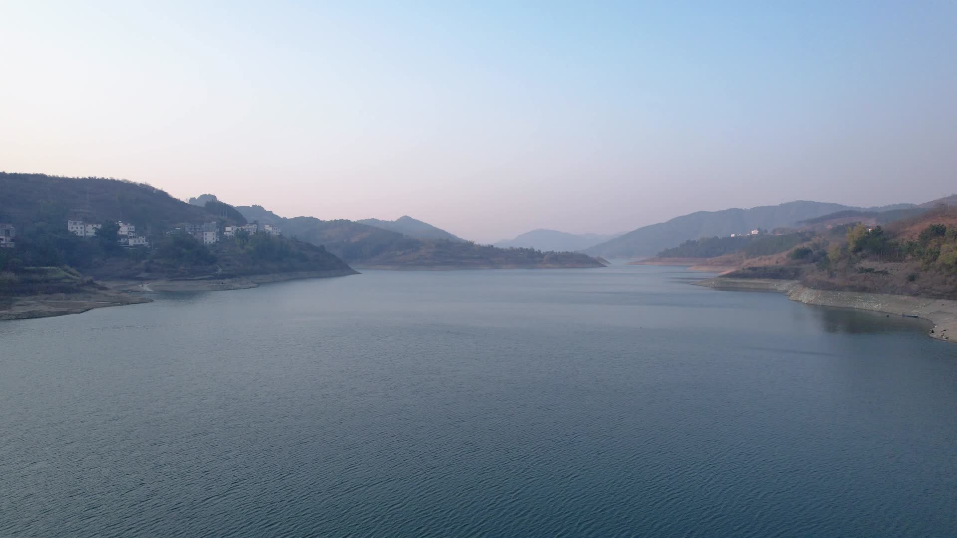 4K航拍万峰湖水面视频的预览图