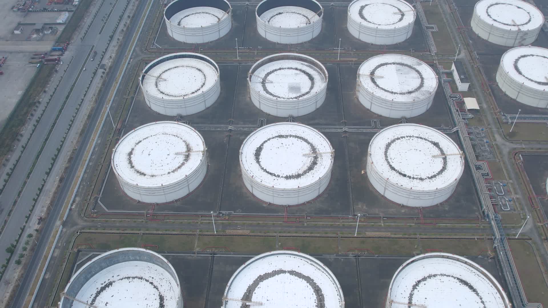 4K航拍钦州港储油罐01视频的预览图