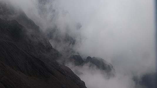 从云雾缭绕的高山上下来的场景视频的预览图
