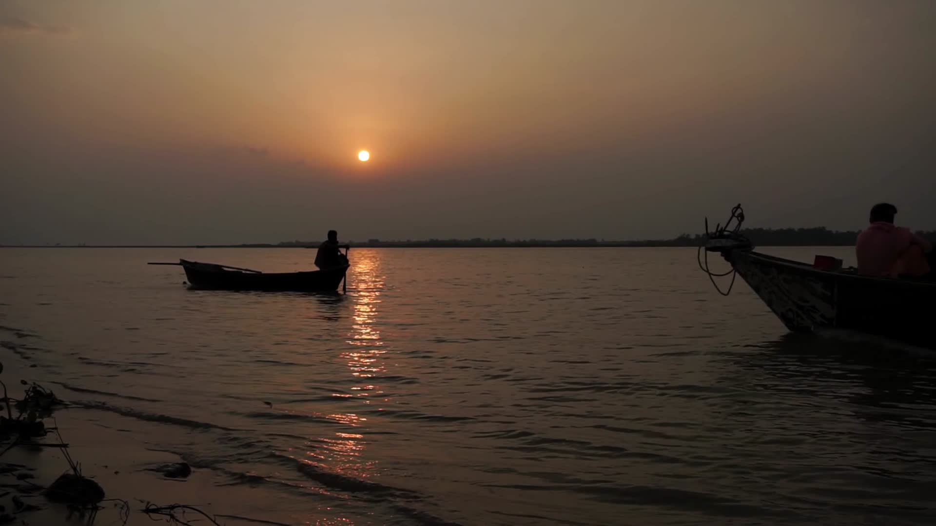 傍晚渔民打渔归来唯美夕阳视频的预览图