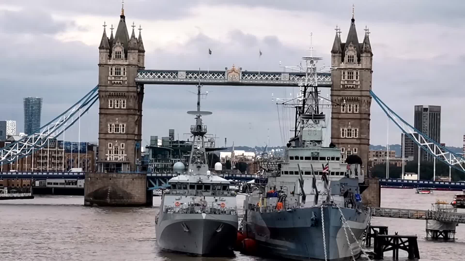 伦敦塔桥欧洲风光城市地标泰晤士河视频的预览图