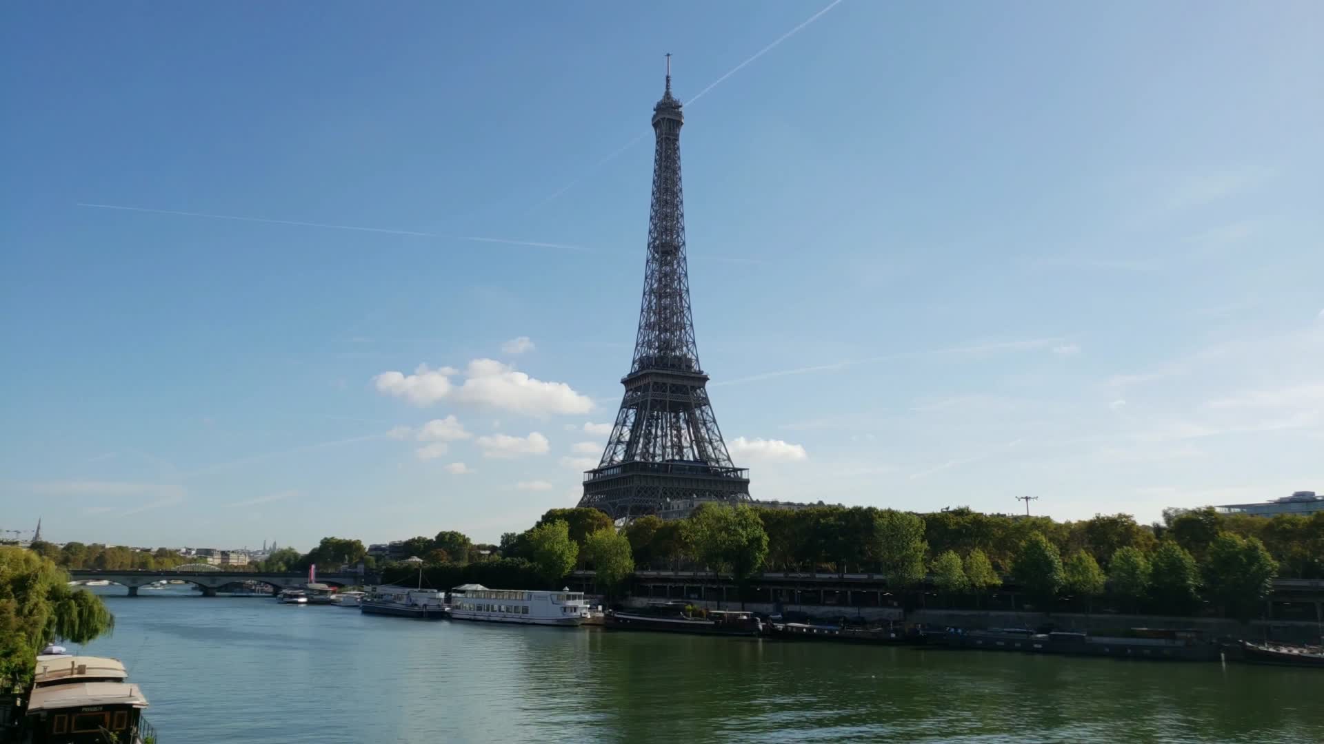 塞纳河上拍摄埃菲尔铁塔视频的预览图