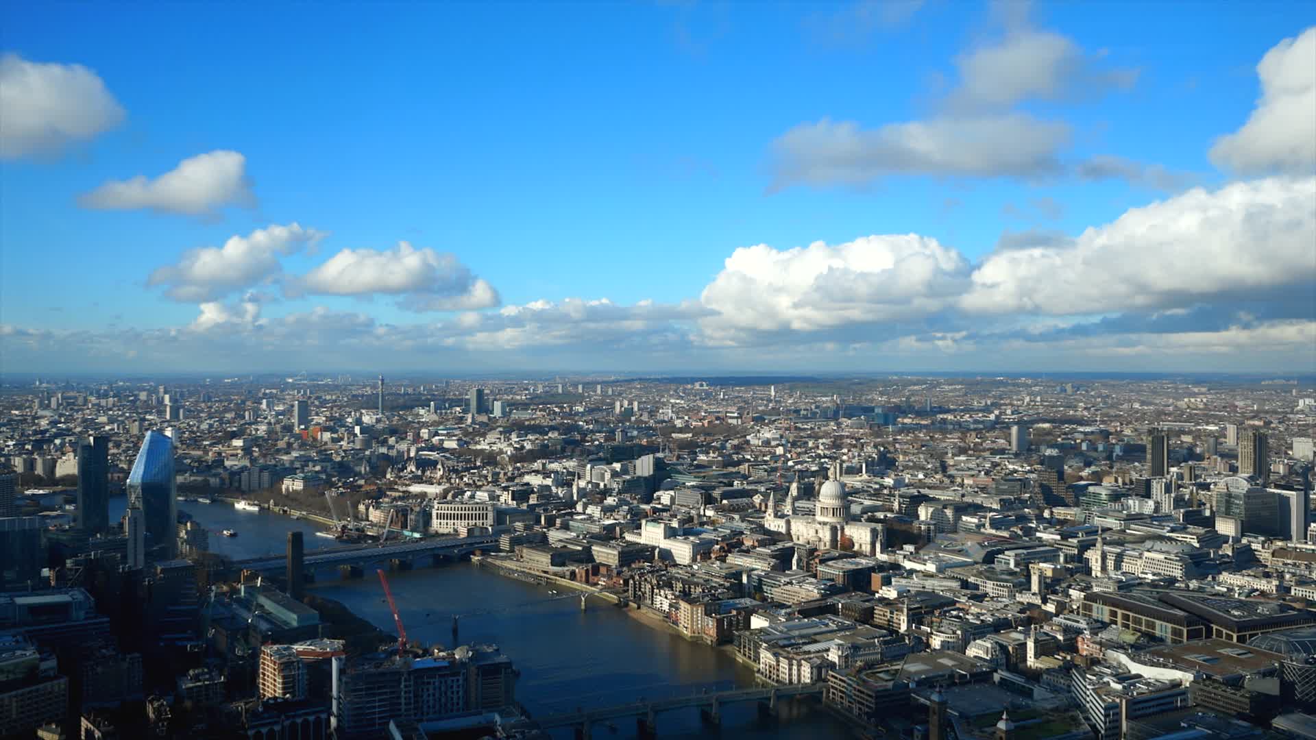 高空俯瞰伦敦市中心泰晤士河塔桥视频的预览图
