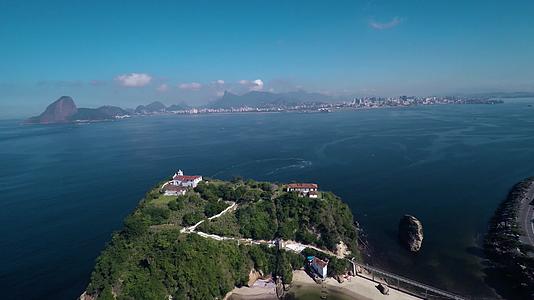 海滨山顶小房子面对宽阔的大海视频的预览图